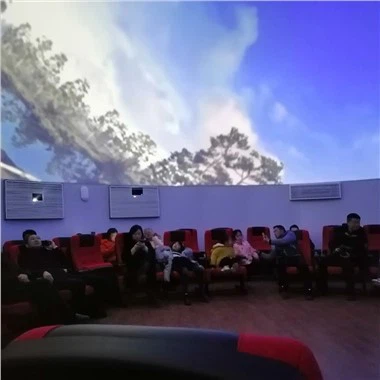 O que é a correção geométrica na projeção multicanal?